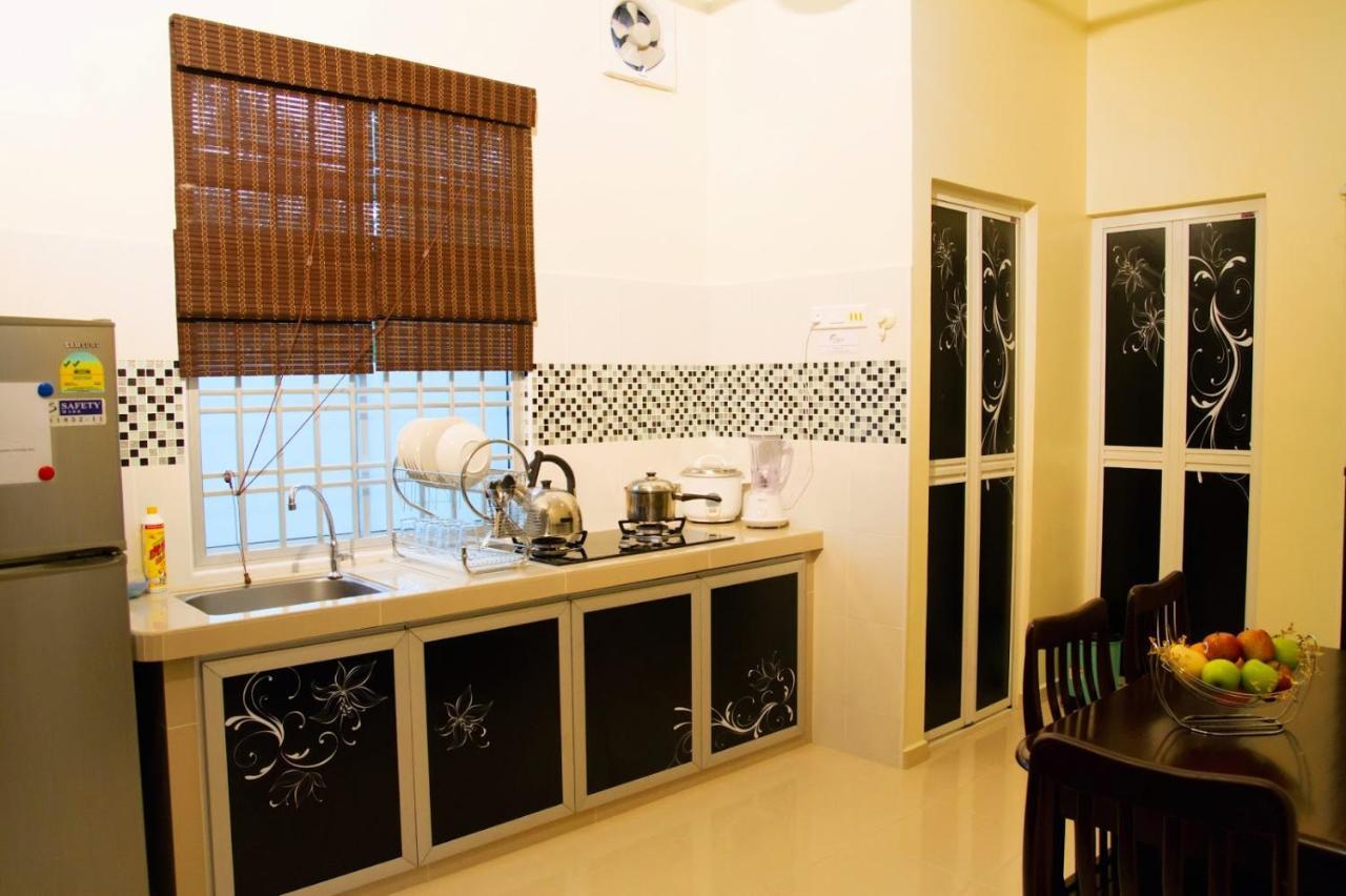 Homestay Hj Esmon Parit Raja Uthm Batu Pahat Eksteriør bilde